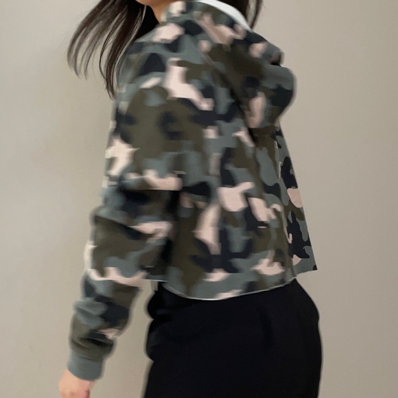 Camouflage Cropped Hoodie Sweatshirt - Picture 4 of 7